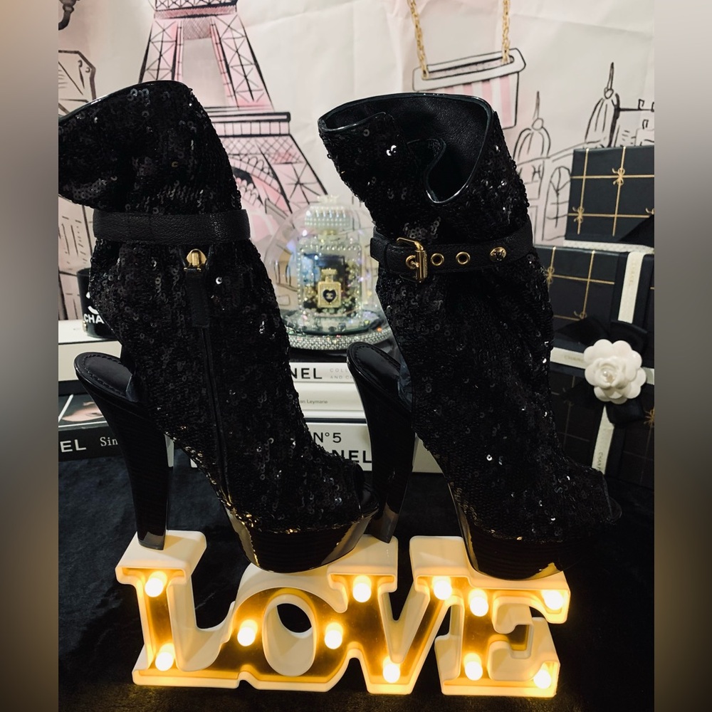 EUC❤️‍🔥❤️‍🔥❤️‍🔥❤️‍🔥❤️‍🔥
Louis Vuitton booties,